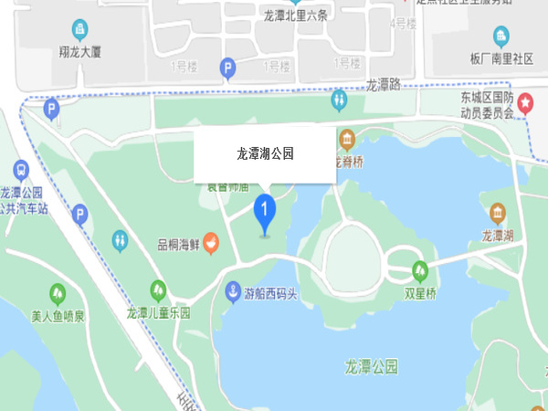 龍?zhí)逗?>龍?zhí)逗?，位于北京市東城區(qū)外城東南隅，龍須溝流經(jīng)此地，故命名為“龍?zhí)逗?rdquo;。為古高梁河穿過(guò)的地區(qū)，屬海河流域北運(yùn)河支流通惠河支流護(hù)城河水系。因明圍筑外城墻的窯坑積水形成，中華人民共和國(guó)建國(guó)后，疏挖成三處湖面，面積44.3萬(wàn)多平方米，并于1980年代建成大型河湖公園（龍?zhí)逗珗@、北京游樂(lè)園、龍?zhí)段骱珗@）。也是南城雨水的調(diào)蓄湖泊</ul></div>
<div   id=