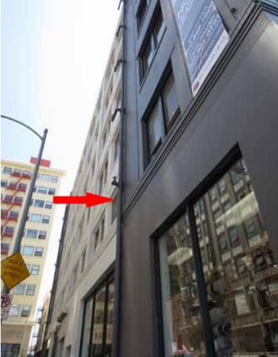 國外沿外墻敷設(shè)的干式消防豎管